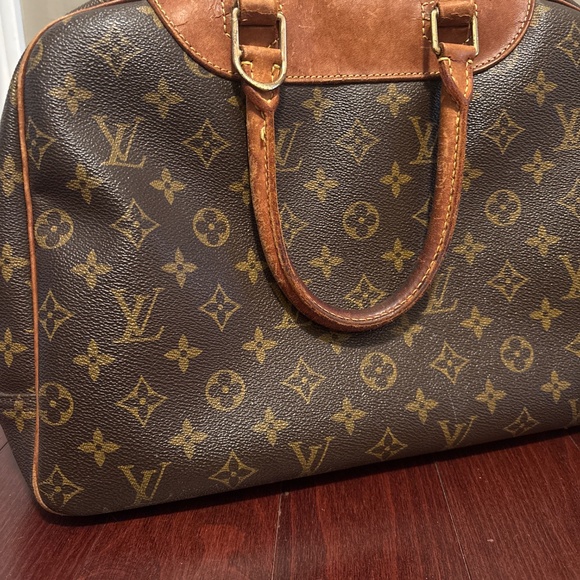Louis Vuitton bag preloved see pics for wear smoke free home clean - Picture 9 of 9